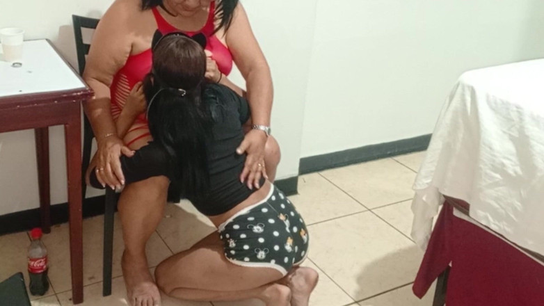 Milfta boohot: मेरी पतली सौतेली बेटी को चाटने वाली स्वादिष्ट चूत मुझे क्या देती है