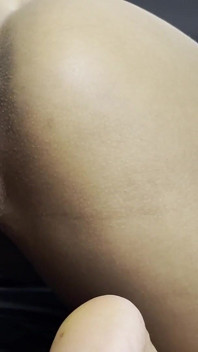 Tante seksi kulit hitam ini pengen ngentot sama kamu