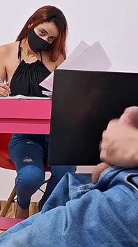 Handjob mạo hiểm cho nhân viên lễ tân, người đã để mắt đến sự cương cứng của tôi!