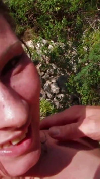 Alyssa wild brünette mit natürlichen titten fickt und gibt Robin Reid einen tiefen blowjob
