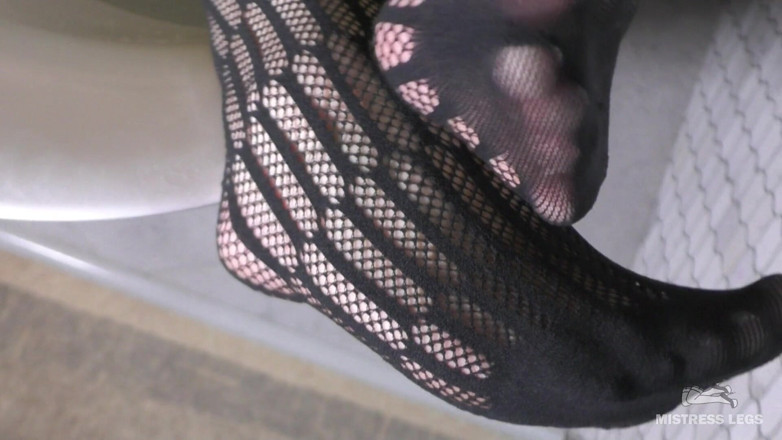 Mistress Legs: Puan kaki dalam pakaian jala hitam mengusik dan mengabaikan