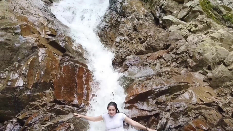 Sara Blonde: Ditalino e schizzi in una cascata