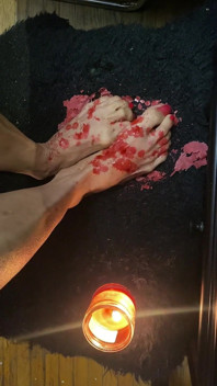 Seksi ayak parmaklarıyla minik ayaklara mum ışığı