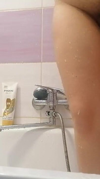 Une belle-mère sexy prend une douche, chatte poilue, gros nichons.
