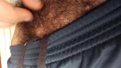 Jugando con mi mirilla mientras orina