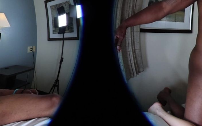 Star Power VR: 金发熟女bridgette daniels在中和两个黑人做爱