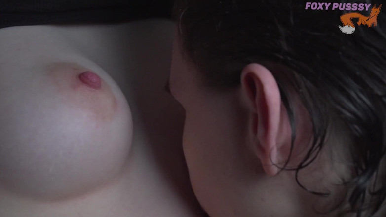 VioletPurpleFox: Chupando o mamilo da meia-irmã extremamente sensual