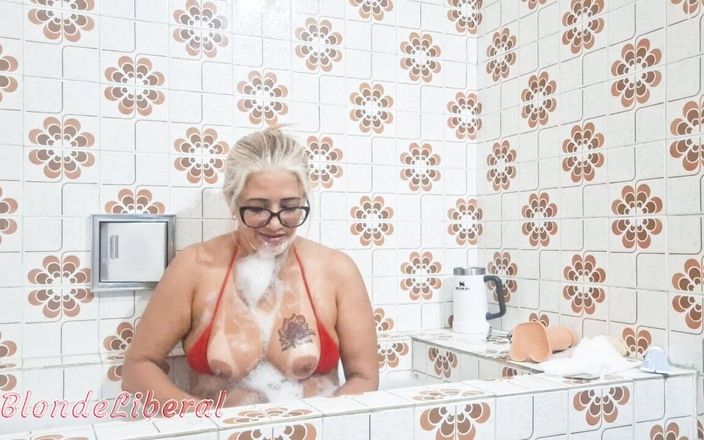 BlondeLiberal: Elle s’enfile des godes dans la chatte et pisse