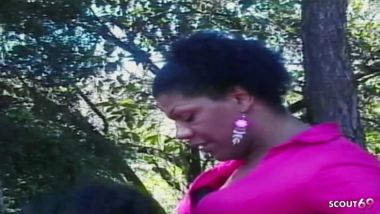 Shemale TS Collection: 야외에서 남자들에게 따먹히는 거대한 자지를 가진 흑인 쉬멜