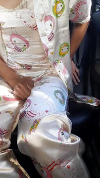 Travestito e sborra dentro pigiama di raso con set di kimono