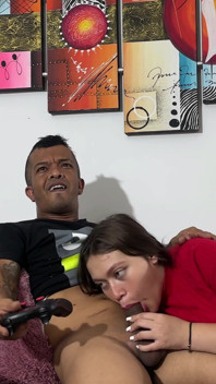 Vejo que meu irmãozinho anão se diverte brincando, mas vou me divertir mais com minha buceta suculenta fodida