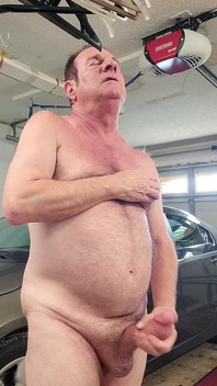 차고에서 쓰다듬는 아빠