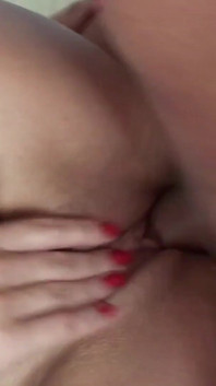 Întinsă pe pat, frumoasa mea iubită brunetă cu țâțe mari începe să se atingă, să ejaculeze și să ejaculeze luând-o în cur
