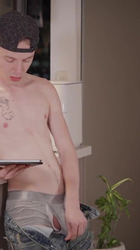 饥渴的 twink Nico 独自在家。手指屁股和被机器性交。巨大的射液