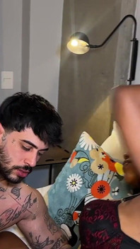 Brasilianische frau mit einem perfekten körper wird gefickt, bis sie sperma trinkt