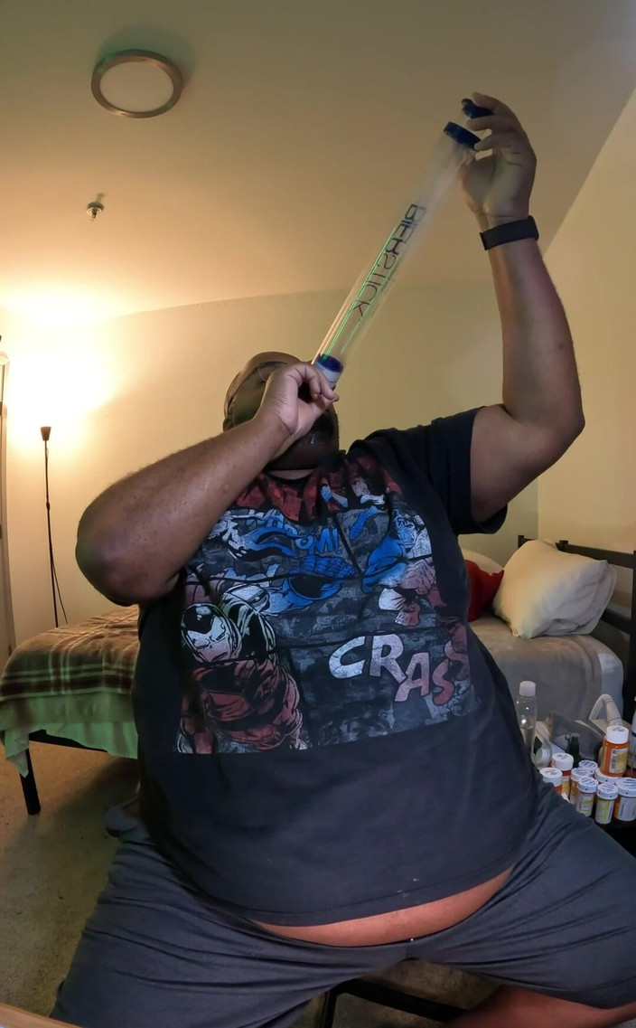 Blkhole420: 甜点和 Bierstick chug