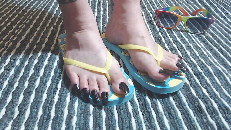 Abby Anna: Zitronenblaue flip-flops, super lange nägel