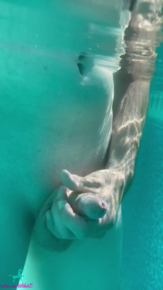 Little Butt: Une femboy au cul rebondi jouit dans une piscine privée