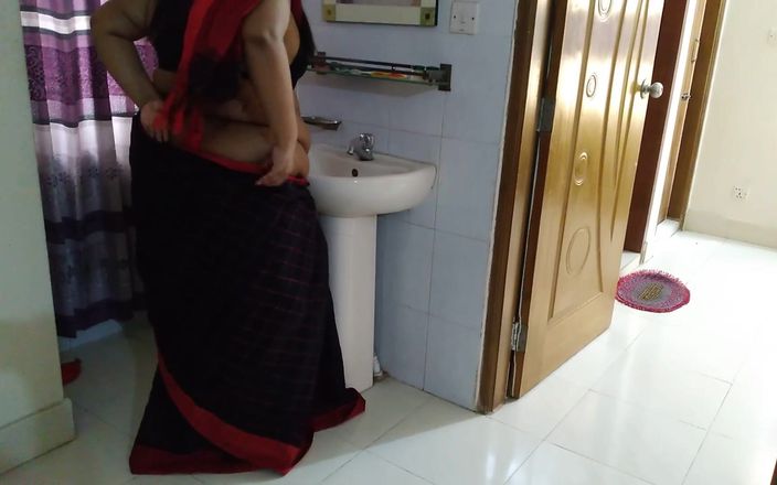 Aria Mia: La zia bollente tamil stando davanti allo specchio e ai...