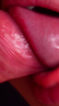 Impresionante primer plano de mamada - lengua, boca y labios para tu polla