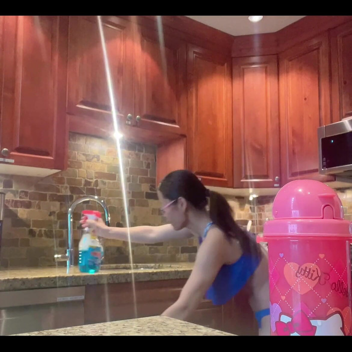 sweethanajapanese: Aku lagi asik muasin memekku di dapur