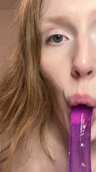 Avsugning Och Avrunkning På En Dildo På Nära Håll