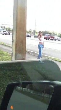 Die sexy vollbusige MILF Alexa Vega wird von rich guy Teddy Tarantino an einer Tankstelle abgeholt
