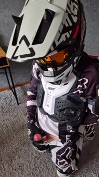 Geiler Motocrosser-Biker schiebt sich an die Kante, konnte sich nicht helfen, 2 mal beendete