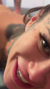Getatoeëerde milfs in een pervers trio met één gelukkige man
