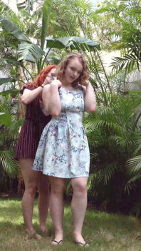 Sarah Calanthe ve Nikita Foxx bahçede oynuyor