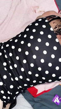 Crossdresser seksi Pauline menghisap zakar besar dan dikongkek dalam pantat