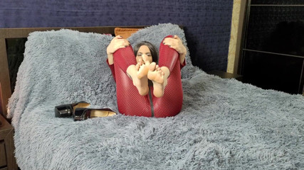 Sweet Lissa: Lick my feet after work