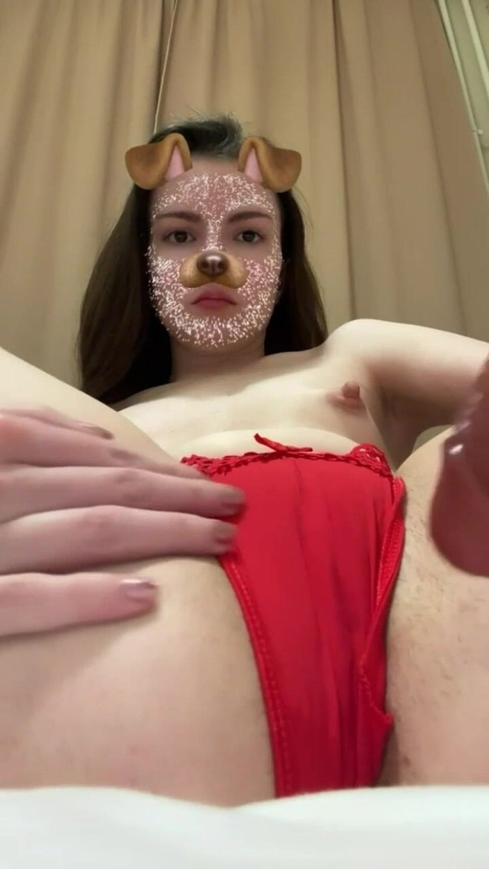 JuliaVeil: 赤いパンティにディルドバイブレーターを突っ込み、興奮で膣を濡らす