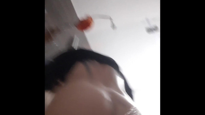 Shiny leather assfuck: Brillante culo de látex provocando mi polla y meando en...
