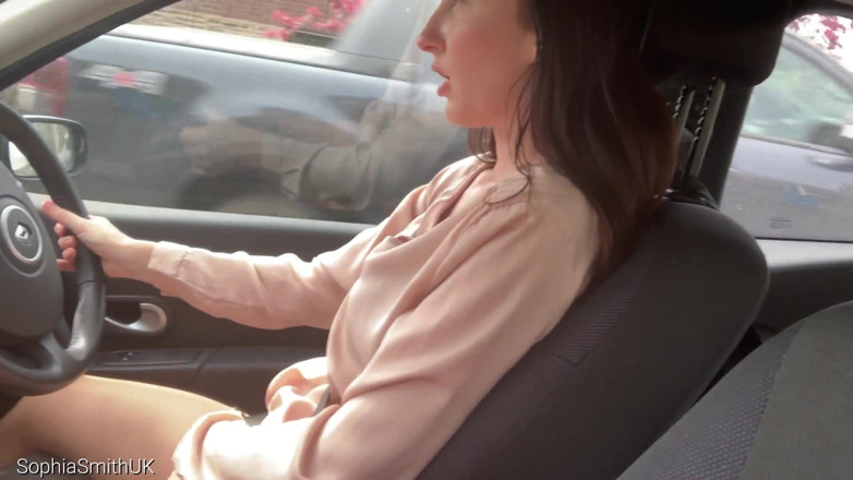 SophiaSmithUK: Sexy mädchen geht auto