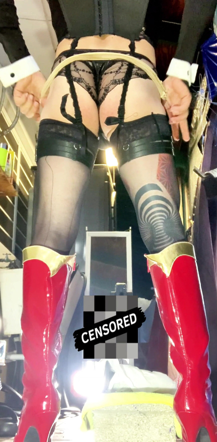 Benito414: Drăguța Femboy își întinde curul pentru a lua un vibrator imens!
