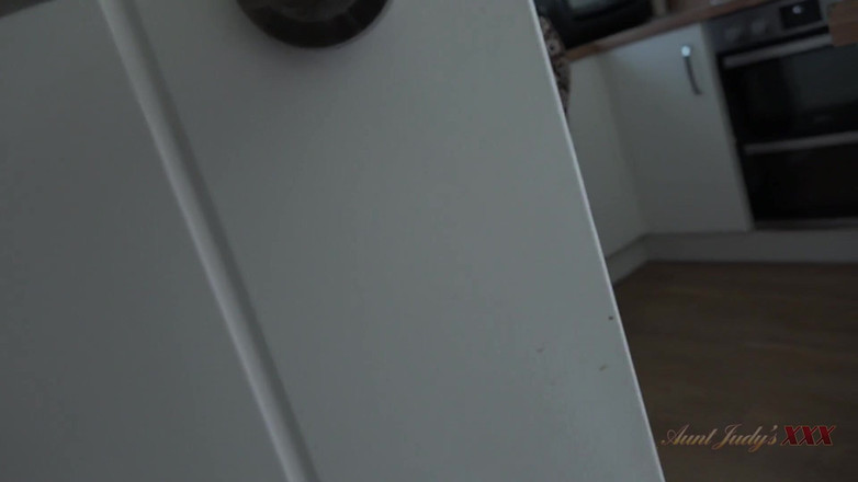 Aunt Judy's XXX: AuntJudysXXX - follia in cucina con camilla creampie (punto di vista)