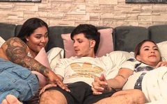 Cara sem vergonha fode a meia-irmã da namorada ao lado e ela nem percebe.