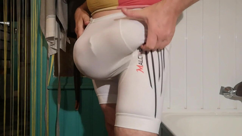 Monster_Meat_: Perfecte uitpuilende outfit nylon en spandex