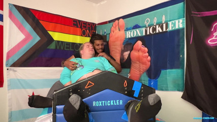 Ticklish Chubs: मैट थका देने वाली गुदगुदी को सहता है