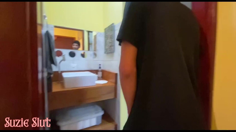 Suzie Hard Anal: Ungezogene MILF hat Sex mit ihrem Stiefsohn und ihrer Freundin