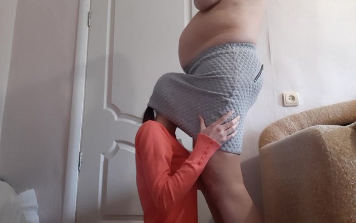 Lesbian-illusion: Kocası mağazaya giderken hamile komşumun amını yalıyorum