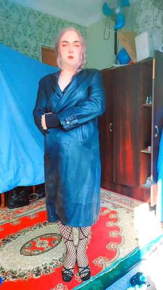 Kitty_Cross: Americká vysoká škola Shemale se tajně promění v dívku ve svém...