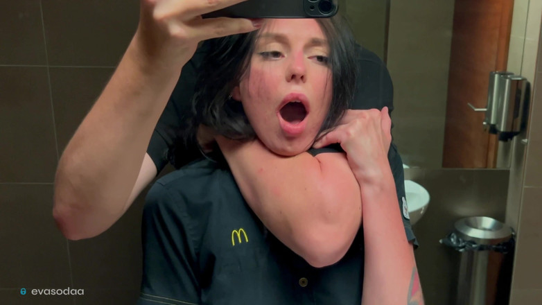 Eva Soda: Ryzykowny seks w toalecie, pieprzył pracownika Mcdonald's ponad rozlaną fantazję!