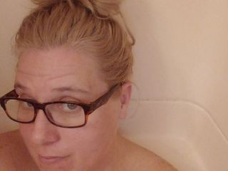 Ms. Bella: बाथटब और शेव