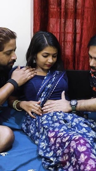 Kisah tante seksi india dan tetangganya di-gangbang, tiba-tiba datang ke kamarnya dan ber gosip dan setelah itu ngentot memeknya habis-habisan