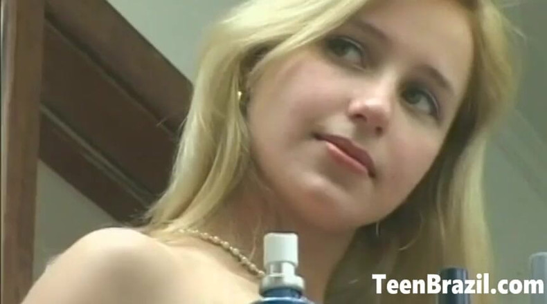 Teen Brazil: Blondes brasilianisches teenie-mädchen wird am pool gefickt