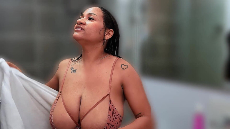 GIULIANA_BIG: Brunett Stora Bröst På Toaletten Efter Gymmet