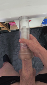 Volle Einsicht: Ich Keule Meinen Harten Schwanz Im Durchsichtigen Masturbationsbecher!