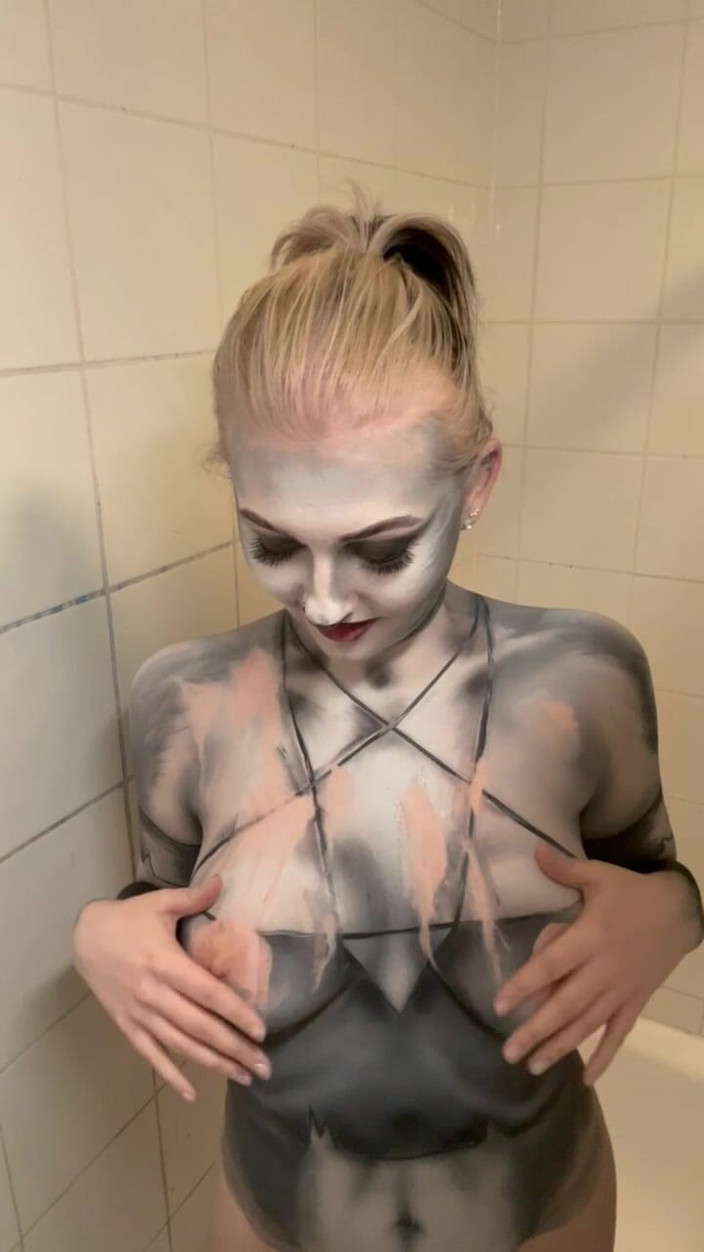 Em Yang: Косплей loona wolf, видалення фарби для тіла та гра з цицьками
